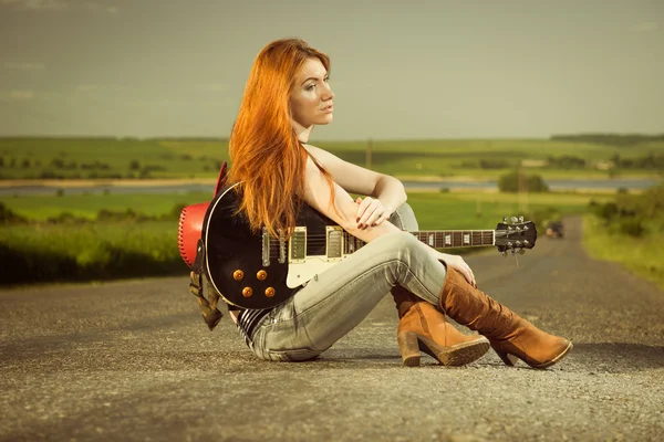 Redhead woman with gutar — Stock Photo, Image