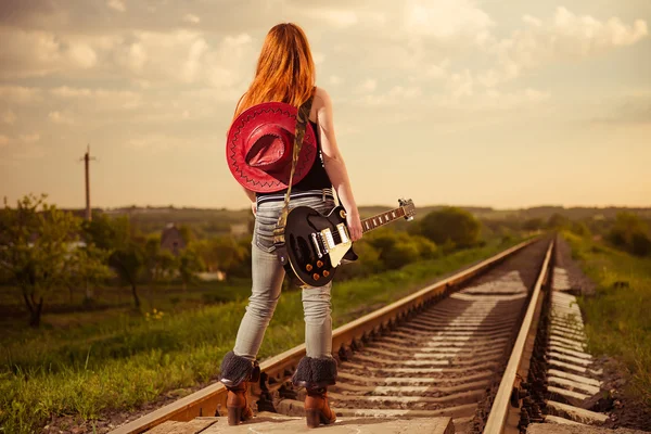 Žena s kytarou v železničních — Stock fotografie