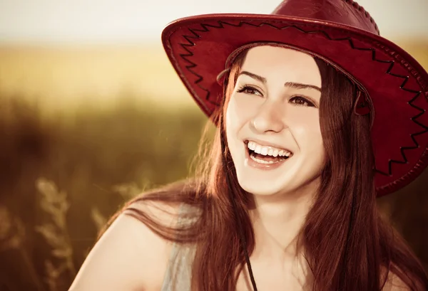 Mujer feliz en sombrero — Foto de Stock