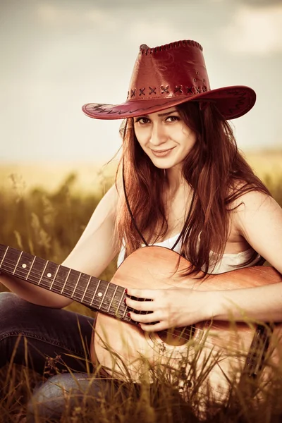 Eleganta cowgirl med gitarr — Stockfoto