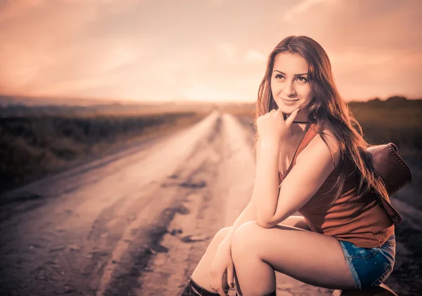 Mujer sonriente al atardecer — Foto de Stock