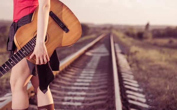 kadın holding gitar Demiryolları