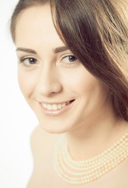 Brunet gülümseyen