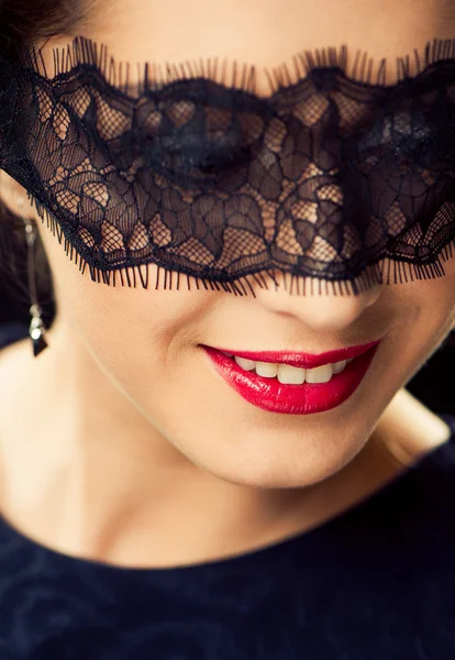 Mujer sonriente detrás del velo —  Fotos de Stock