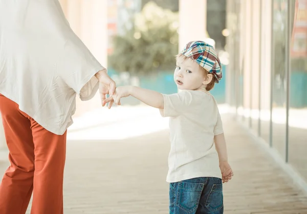 Son med mamma utomhus — Stockfoto