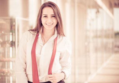 Gülümseyen kadın portresi