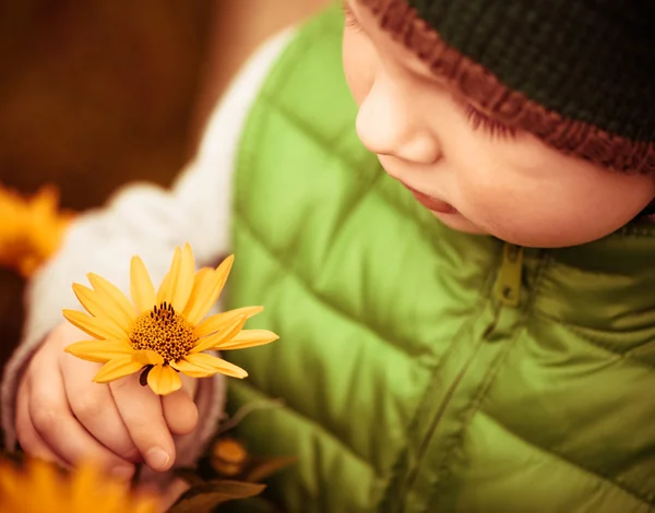 Çocuk ve çiçek — Stok fotoğraf