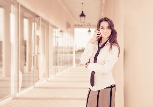 Mujer elegante retrato urbano — Foto de Stock