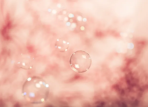 pembe bir arka plan üzerinde kabarcıklar