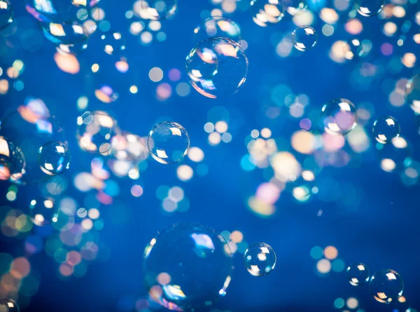 Bubbels op blauw — Stockfoto