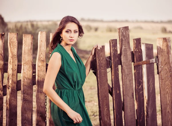 Žena portrét na vinobraní plot — Stock fotografie