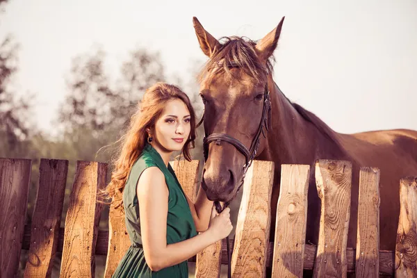 Jeune femme avec cheval brun — Photo