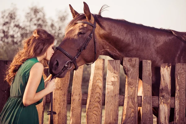 Femme embrasser cheval — Photo