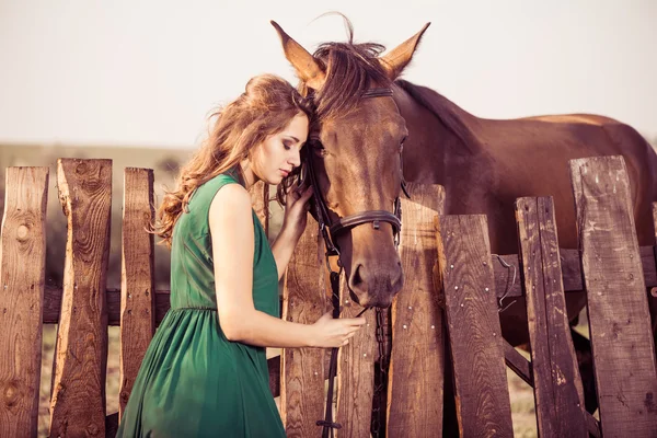 Jonge vrouw met bruin paard — Stockfoto