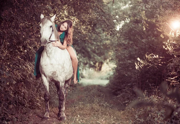 Femme monter cheval blanc au sentier forestier — Photo