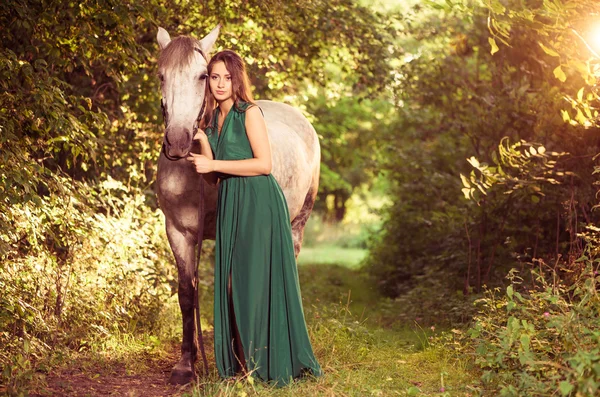 Donna con cavallo al sentiero della foresta — Foto Stock