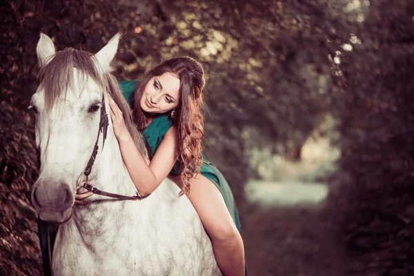 Mujer a caballo — Foto de Stock