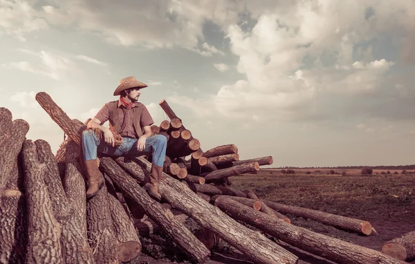 Kovboj na slunce dříví — Stock fotografie