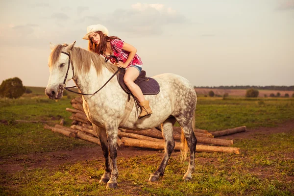 Jeune cow-girl monte un cheval — Photo