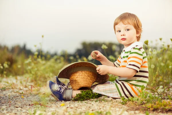 Jongen met hoed op zomer rural ground — Stockfoto