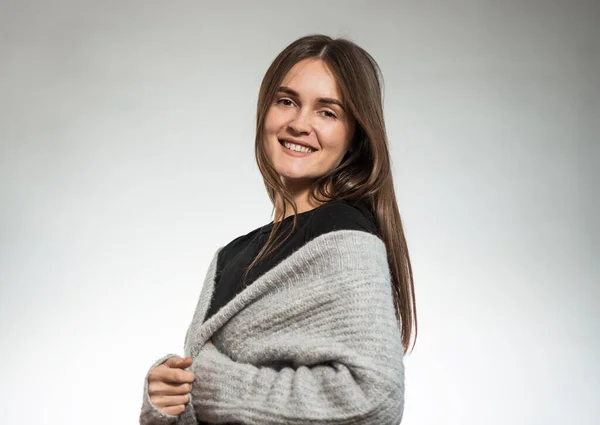 Joven Sonriente Morena Mujer Retrato Suéter Fondo Estudio — Foto de Stock