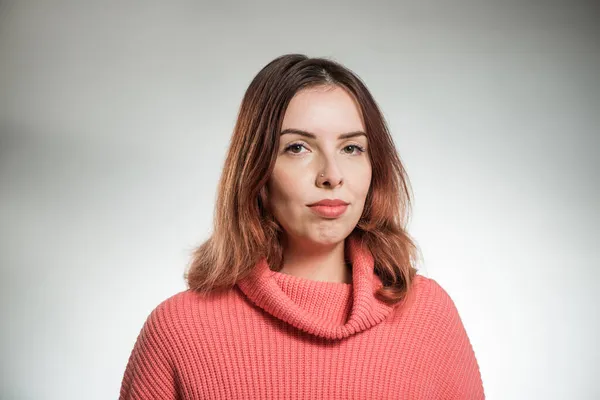 Joven Pelirroja Mujer Retrato Rosa Suéter Estudio Fondo — Foto de Stock