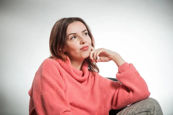 Retrato Mujer Joven Pensando Suéter Rosa Fondo Del Estudio —  Fotos de Stock