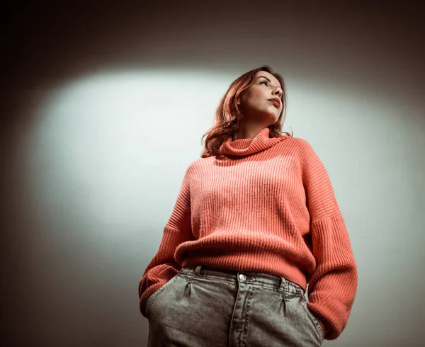 Jovem Mulher Ruiva Retrato Suéter Rosa Jeans Fundo Estúdio — Fotografia de Stock