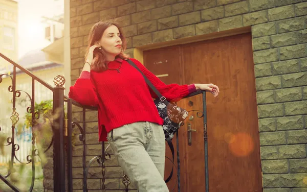 Mujer Joven Suéter Rojo Retrato Aire Libre Otoño Temporada Calle —  Fotos de Stock