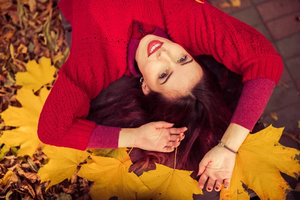 Jovem Mulher Camisola Vermelha Retrato Com Folhas Bordo Amarelo — Fotografia de Stock