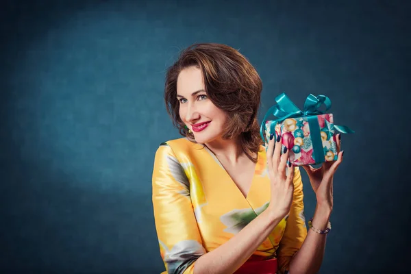 Junge Glückliche Frau Buntem Kleid Mit Geschenkbox Auf Blauem Hintergrund — Stockfoto
