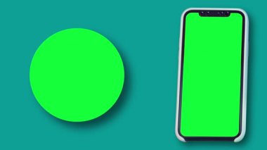 Krom tuşlu akıllı telefon uygulama sunumu için yeşil çemberle ekranda görünmektedir