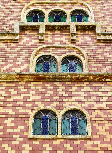 Окна старого замка — стоковое фото