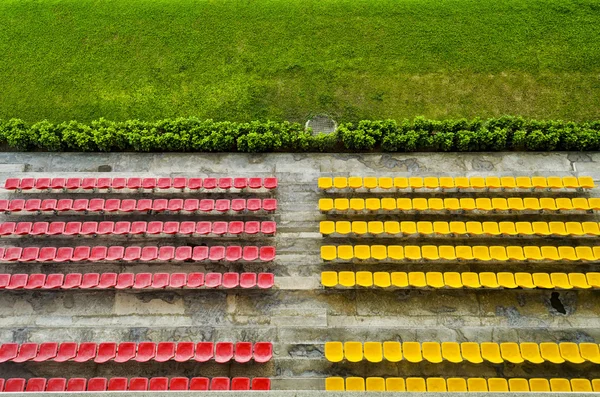 Assentos de Bleacher vermelho e amarelo — Fotografia de Stock