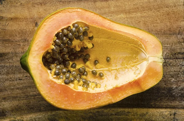 Jumătate de papaya coaptă — Fotografie, imagine de stoc