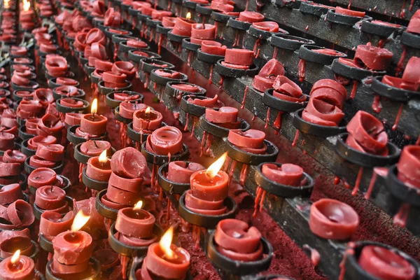 Offerte di candele rosse — Foto Stock