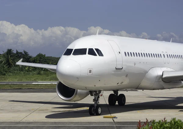 Avião comercial estacionado — Fotografia de Stock