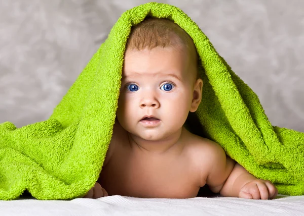 güzel bebek havlu içinde
