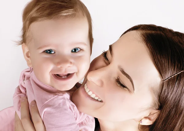Una joven madre feliz con un hermoso bebé en sus brazos — Foto de Stock