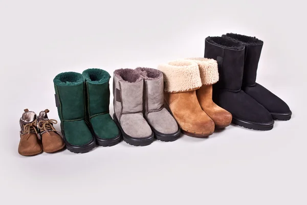 Warme, stylische Schuhe für eine fünfköpfige Familie — Stockfoto