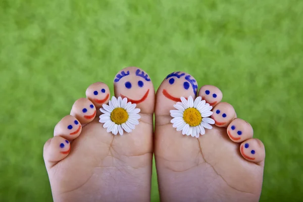 ayak parmakların ve papatya uyuşturucu gülümsüyor