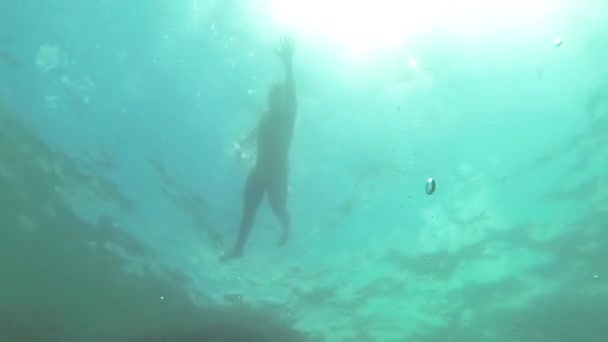 Chłopiec pływa pod wodą — Wideo stockowe