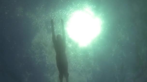 Menino nadando debaixo d 'água — Vídeo de Stock