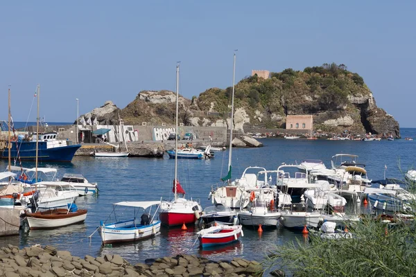 Port d'Aci Trezza avec des bateaux — Photo