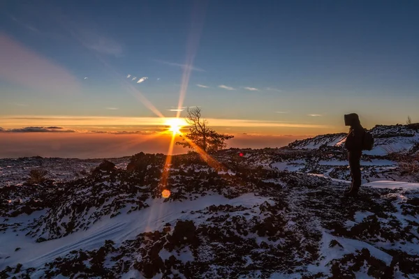El hombre mira el sol a 3000 metros etna — Foto de Stock