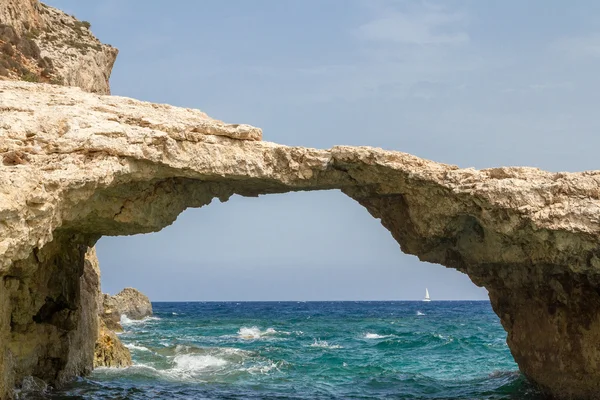 Arco de pedra na ilha de Comino, Malta — Fotografia de Stock
