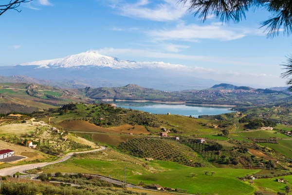 Vista desde el lago Agira de Pozzillo, sobre el volcán de fondo Etna — Foto de Stock