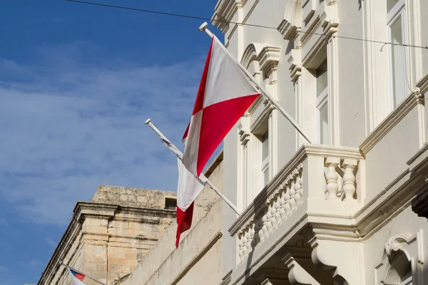 Malta flagge im blu himmel — Stockfoto