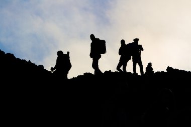 erkeklerin üzerinde yanardağı etna Silhouettes