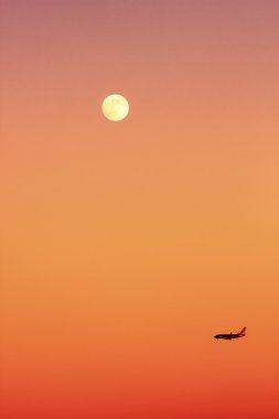 gün batımında uçak